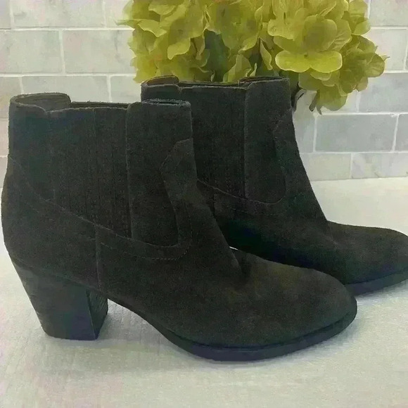 Dolce Vita Suede Ankle Boots Size 8 , Elastic on both sides, no zipper pre owned - Picture 1 of 6